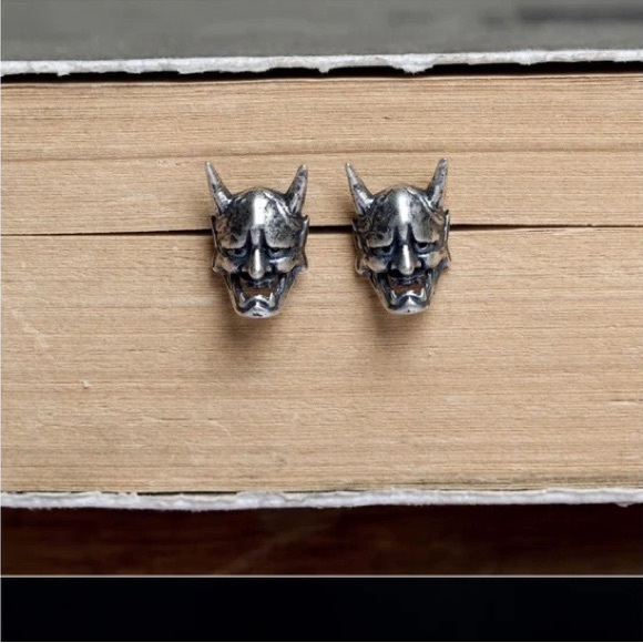 Single Accent Tide Skull Head S925 Silver Earrings - Picture 2 of 6